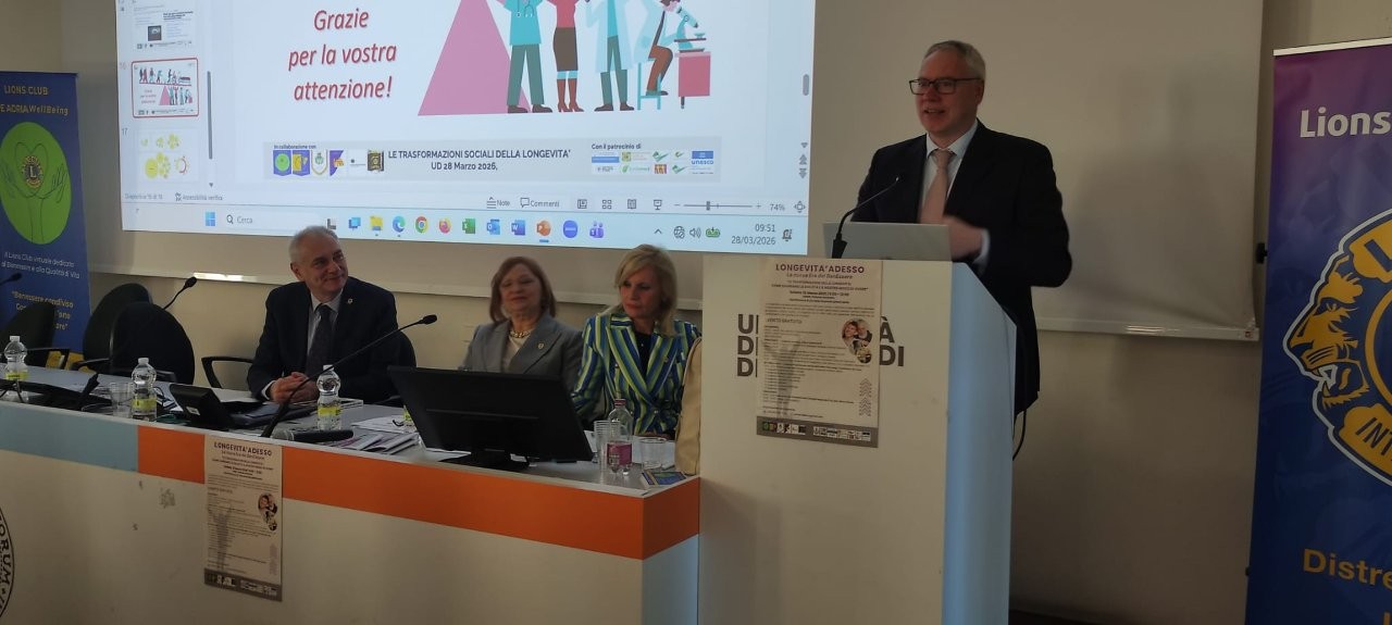 Relatore al podio durante la conferenza