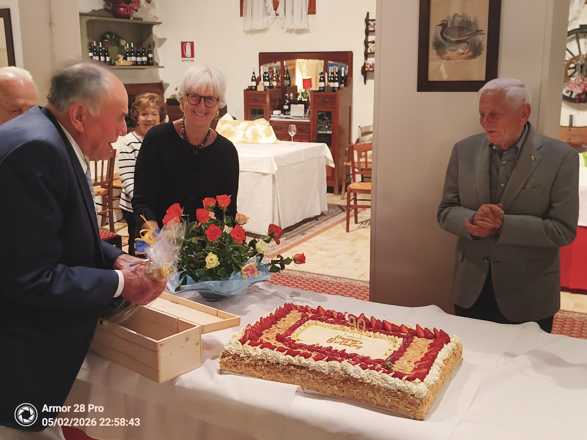 Giorgio vede la bottiglia a lui dedicata