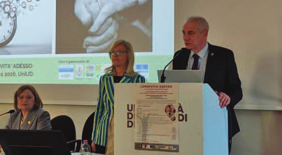 Relazione al podio durante il convegno Longevity a Udine